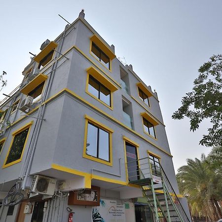 Oyo 24833 Hotel Silver Daman Exterior foto