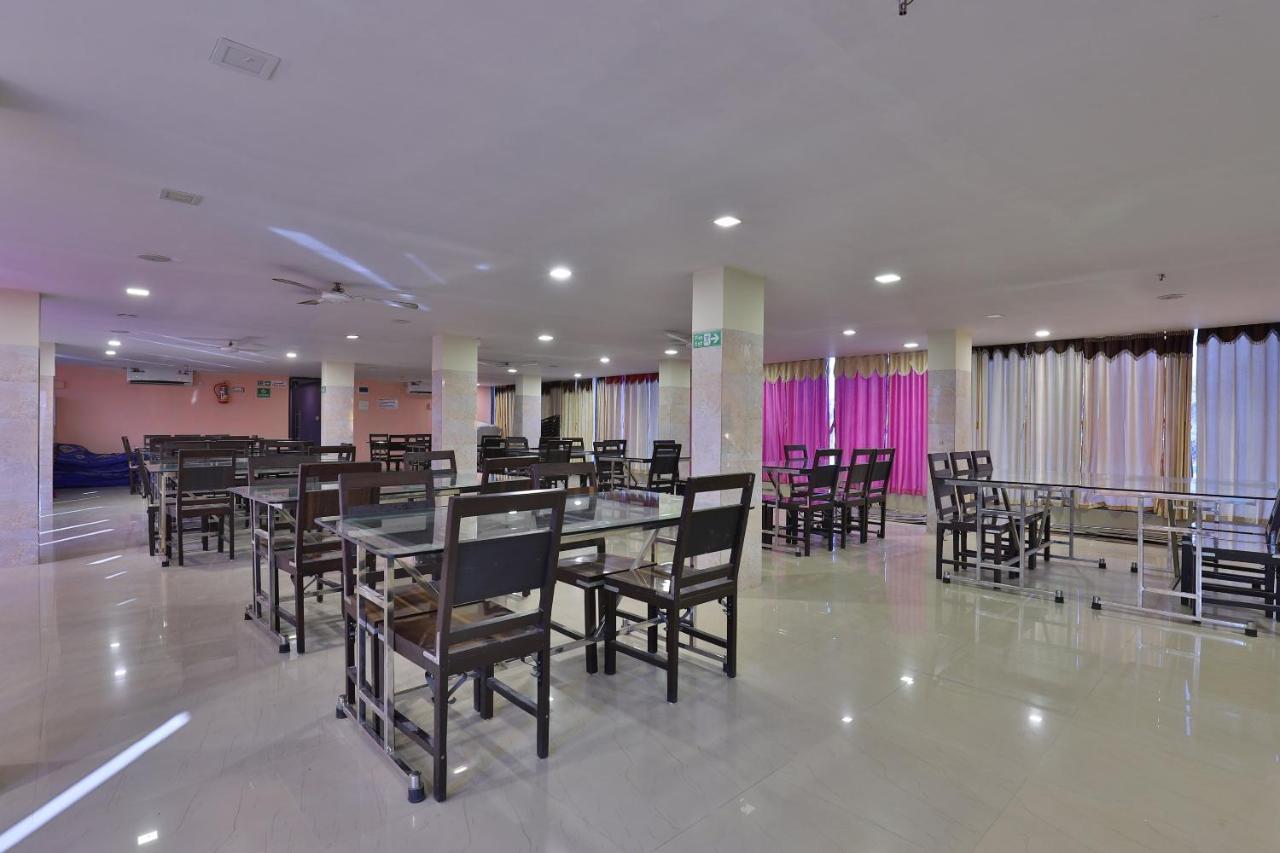 Oyo 24833 Hotel Silver Daman Exterior foto